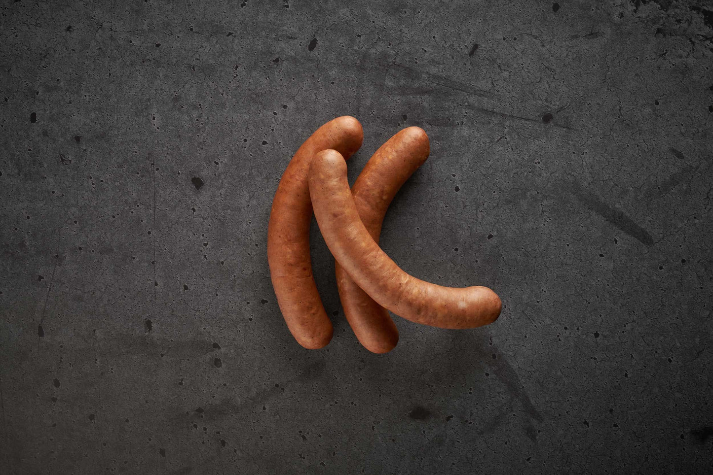 3 Johannes Pur Käsekrainer auf dunklem Hintergrund